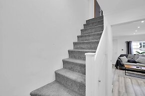 Newly Refurbished 2 Bed Hse Town Centre