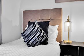 Newly Refurbished 2 Bed Hse Town Centre