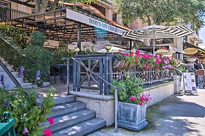 Family-friendly Home ~ 4 Mi to Naples Beach & Pier