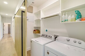 3 Mi to Dtwn: Modern Townhome w/ Yard in Houston