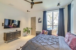 3 Mi to Dtwn: Modern Townhome w/ Yard in Houston