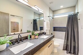 3 Mi to Dtwn: Modern Townhome w/ Yard in Houston