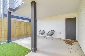 3 Mi to Dtwn: Modern Townhome w/ Yard in Houston
