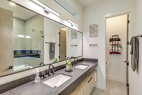 3 Mi to Dtwn: Modern Townhome w/ Yard in Houston