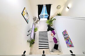 3 Mi to Dtwn: Modern Townhome w/ Yard in Houston