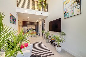 3 Mi to Dtwn: Modern Townhome w/ Yard in Houston