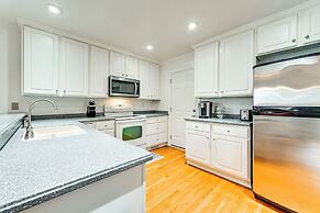 9 Mi to Dtwn: Greenville Home w/ Screened Patio!