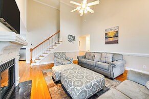 9 Mi to Dtwn: Greenville Home w/ Screened Patio!