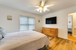 9 Mi to Dtwn: Greenville Home w/ Screened Patio!