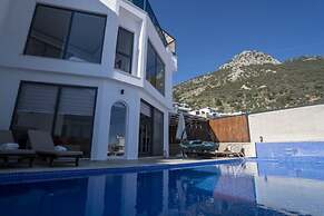 Stunning 4-bedroom Villa in Kaş With Private Pool and Breathtaking Oce