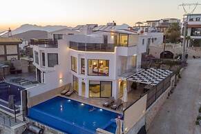 Stunning 4-bedroom Villa in Kaş With Private Pool and Breathtaking Oce