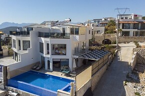 Stunning 4-bedroom Villa in Kaş With Private Pool and Breathtaking Oce