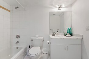 Sky High 31st Floor Condo W Parking