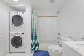 Sky High 31st Floor Condo W Parking