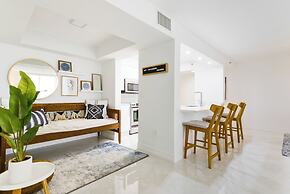 Sky High 31st Floor Condo W Parking