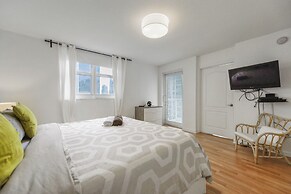 Sky High 31st Floor Condo W Parking