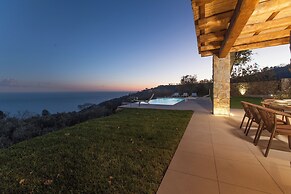 Design Villa With Infinity Pool & Li Galli View