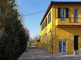 Room-charming Guest Room in Frassino wit