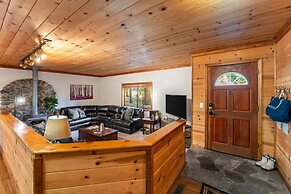 Whiskey Springs by Avantstay Classic Cabin Near Tahoe Donner Ski Area