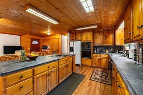 Whiskey Springs by Avantstay Classic Cabin Near Tahoe Donner Ski Area