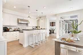 Crystal Cove by Avantstay Gorgeous Charming Newport Home