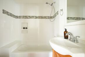 Jessamine by Avantstay Picture Perfect Home w Stunning Backyard