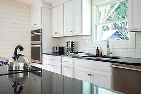 Jessamine by Avantstay Picture Perfect Home w Stunning Backyard