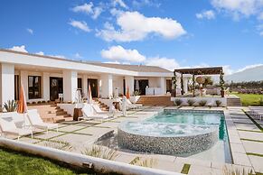 Buena Vista by Avantstay Massive Outdoor Oasis w Pool Spa Firepit