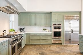 Buena Vista by Avantstay Massive Outdoor Oasis w Pool Spa Firepit