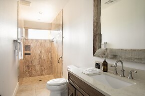 Buena Vista by Avantstay Massive Outdoor Oasis w Pool Spa Firepit