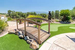 Bear Bridge by Avantstay Hilltop Haven in Temecula w Views Putting Gre