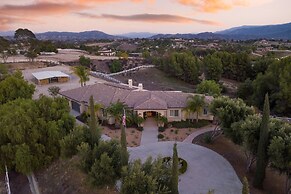 Bear Bridge by Avantstay Hilltop Haven in Temecula w Views Putting Gre
