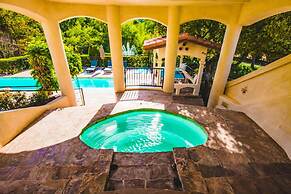 De Luz by Avantstay 5 Acre Estate w Lake Pool Hot Tub