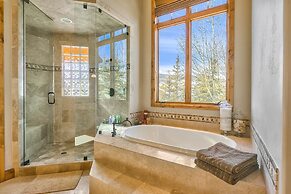 Telemark Luxury Retreat by Avantstay Stunning Views w Hot Tub Theatre 