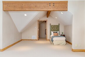 Telemark Luxury Retreat by Avantstay Stunning Views w Hot Tub Theatre 