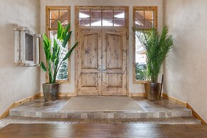 Telemark Luxury Retreat by Avantstay Stunning Views w Hot Tub Theatre 