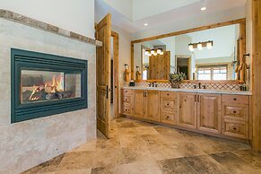 Telemark Luxury Retreat by Avantstay Stunning Views w Hot Tub Theatre 