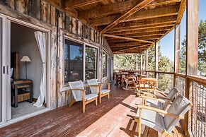 Lakefront Lodge by Avantstay Lakefront Cabin w Hot Tub