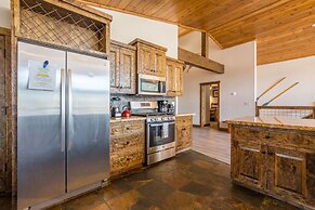 Lakefront Lodge by Avantstay Lakefront Cabin w Hot Tub