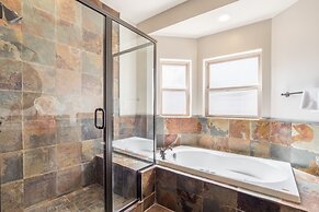 Lakefront Lodge by Avantstay Lakefront Cabin w Hot Tub