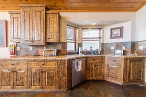 Lakefront Lodge by Avantstay Lakefront Cabin w Hot Tub