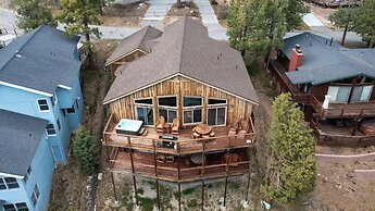 Lakefront Lodge by Avantstay Lakefront Cabin w Hot Tub