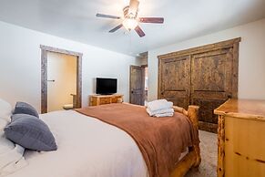 Lakefront Lodge by Avantstay Lakefront Cabin w Hot Tub