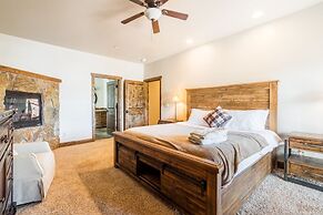 Lakefront Lodge by Avantstay Lakefront Cabin w Hot Tub