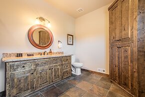 Lakefront Lodge by Avantstay Lakefront Cabin w Hot Tub