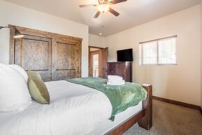 Lakefront Lodge by Avantstay Lakefront Cabin w Hot Tub