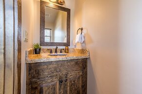 Lakefront Lodge by Avantstay Lakefront Cabin w Hot Tub