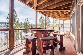 Lakefront Lodge by Avantstay Lakefront Cabin w Hot Tub