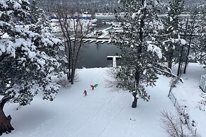 Lakefront Lodge by Avantstay Lakefront Cabin w Hot Tub