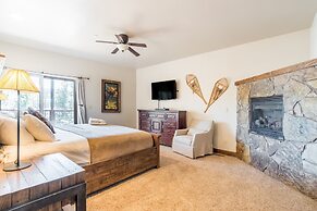 Lakefront Lodge by Avantstay Lakefront Cabin w Hot Tub